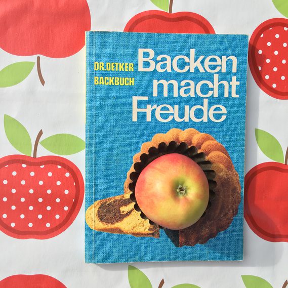 Backen macht Freude von Dr. Oetker auf Apfeldecke, kleine Backform mit Apfel steht auf Marmorkuchen