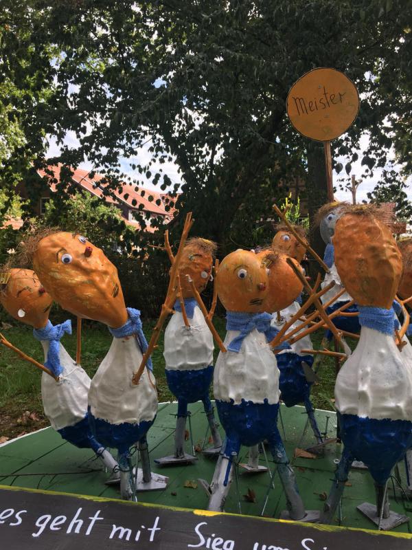 Spitzensportler aus Kürbissen, Kürbisparade, originelle Herbstbastelei