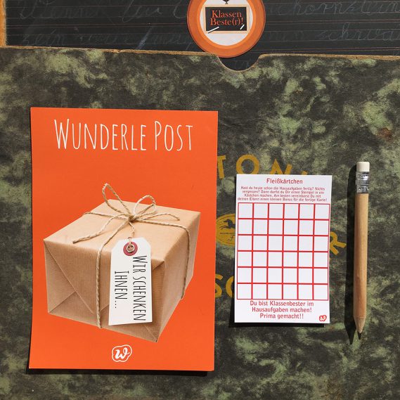Wunderle Post mit Fleißkärtchen und Bleistift auf Tafelhülle