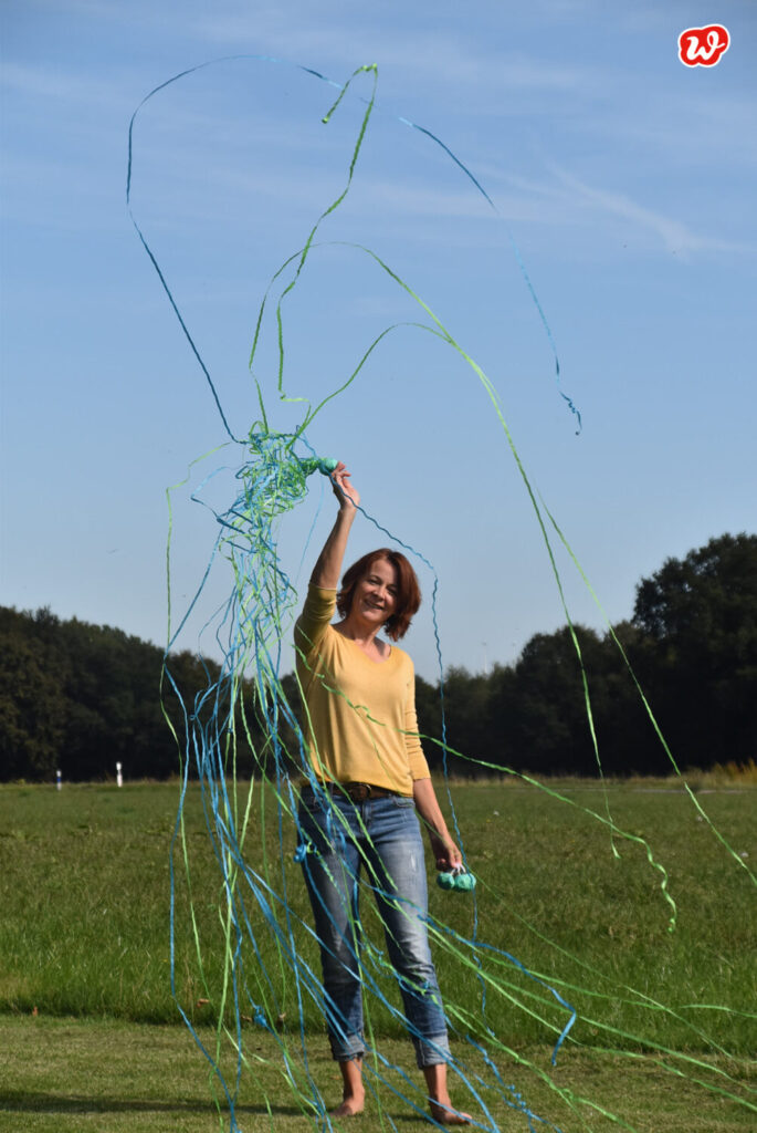 Heike Luftschlangen werfend