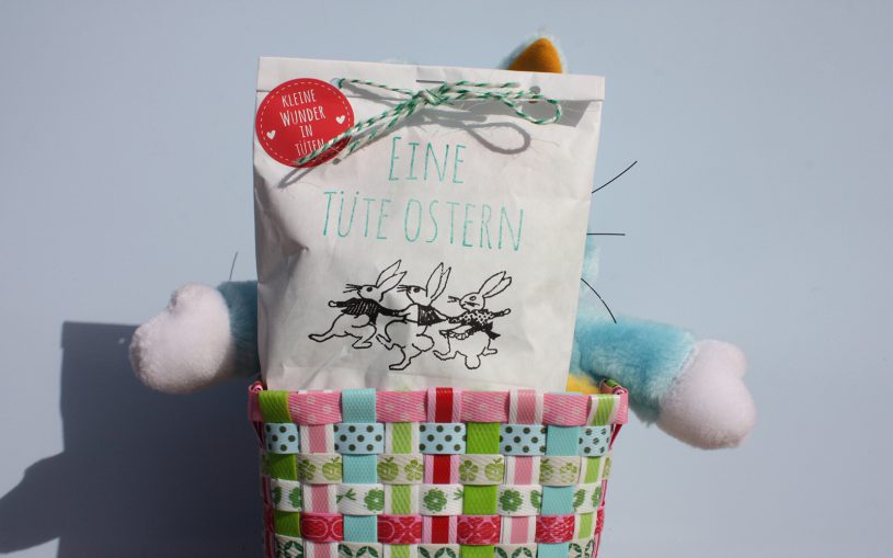 Eine Tüte Ostern in buntem Korb