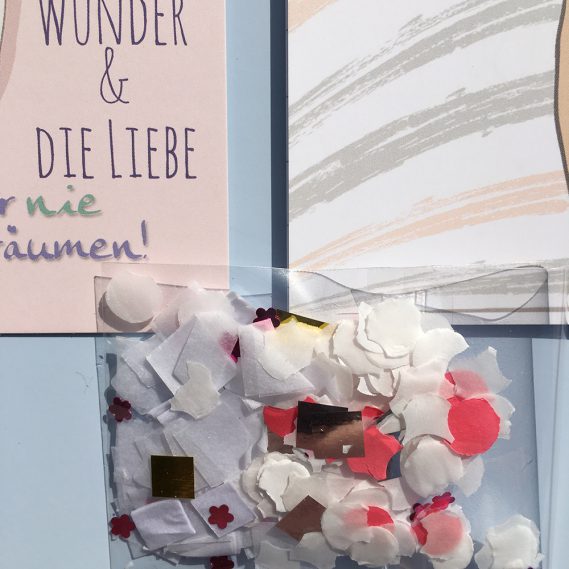 Kleine Tüte Konfetti auf Karte und Heftchen