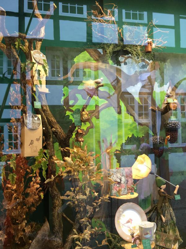 Speisekammer, Schaufenster L`Artiste Osnabrück, Vogelfreund, Vogelschar