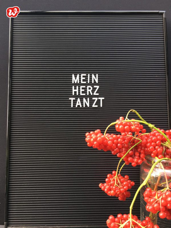 Mein Herz tanzt Letterboard mit roten Beeren