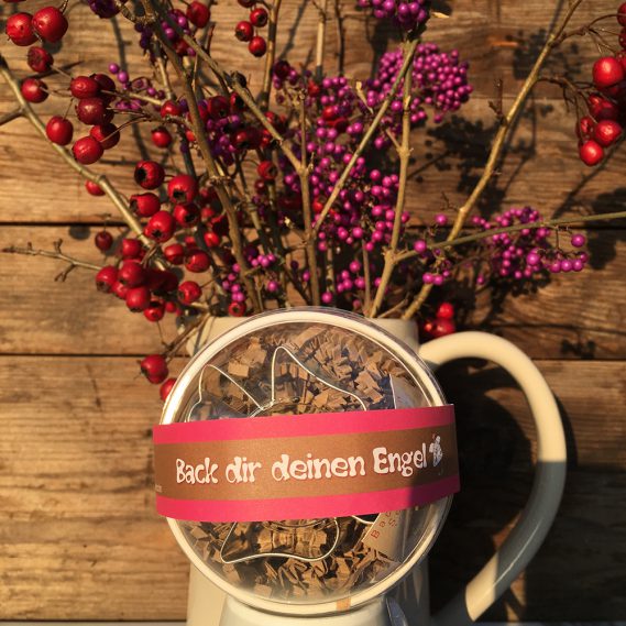 Engelbackset vor Liebesperlen und roten Beeren