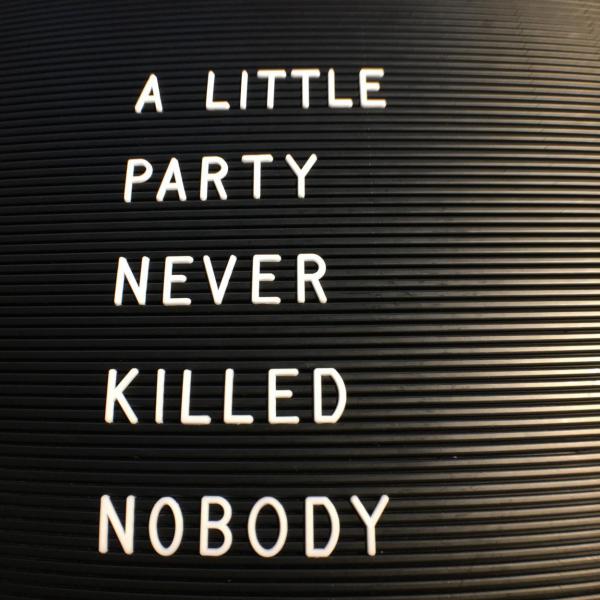 Letterboard, A little Party never killed nobody, Feierlaune, los geht´s