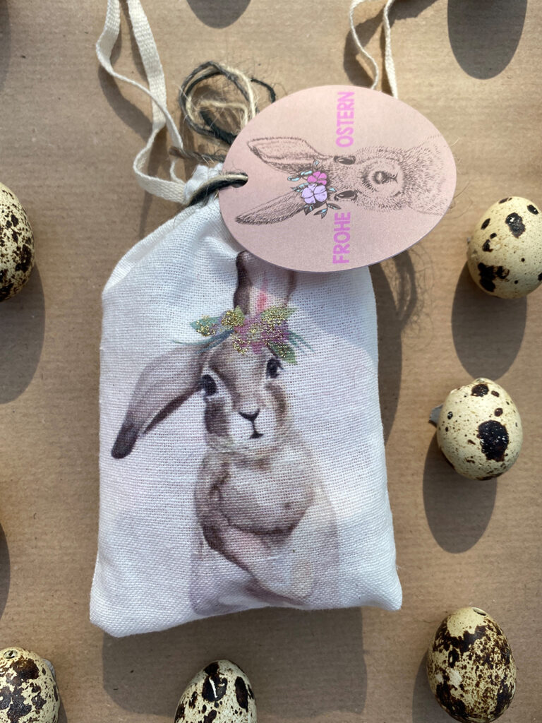 Weißer Frohe Ostern Beutel auf Packpapier mit Wachteleiern