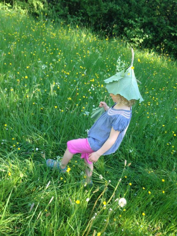 Blumenkind, Blumenwiese, Frühling, Draussenzeit, in der Natur spielen, die kleinen Momente, glückliche Kindheit