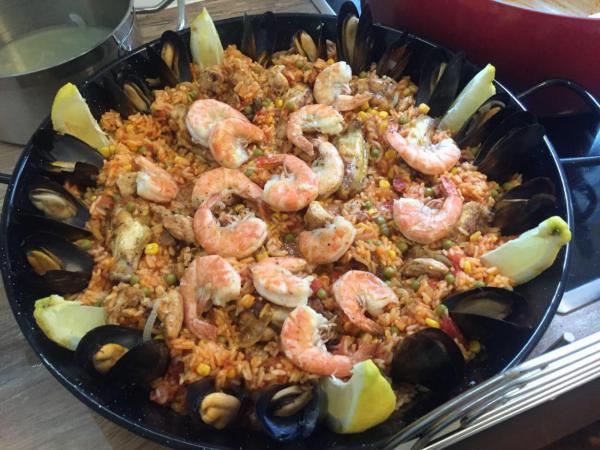 Paella, Lecker, Sommergericht, Draussenzeit, Essen, Geselligkeit