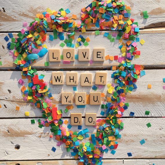 Konfettiherz mit Scrabbletext LOVE WHAT YOU DO