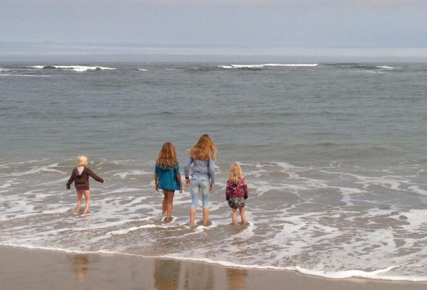 Strand, Wellen, Mädchen am Strand, barfuß, in die Wellen, Freiheit, Urlaub, Glück