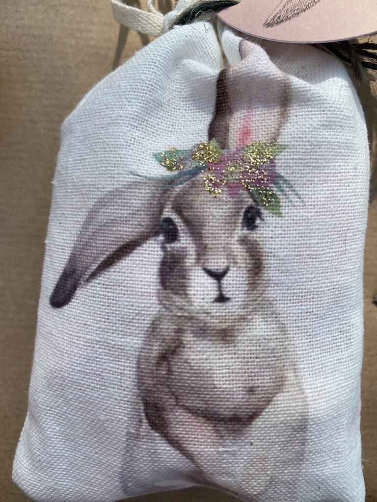 Weißer Beutel mit Osterhase mit Blumenkranz