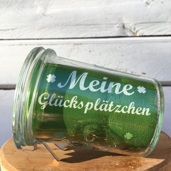 Meine Glücksplätzchen Glas liegend auf Holzhocker