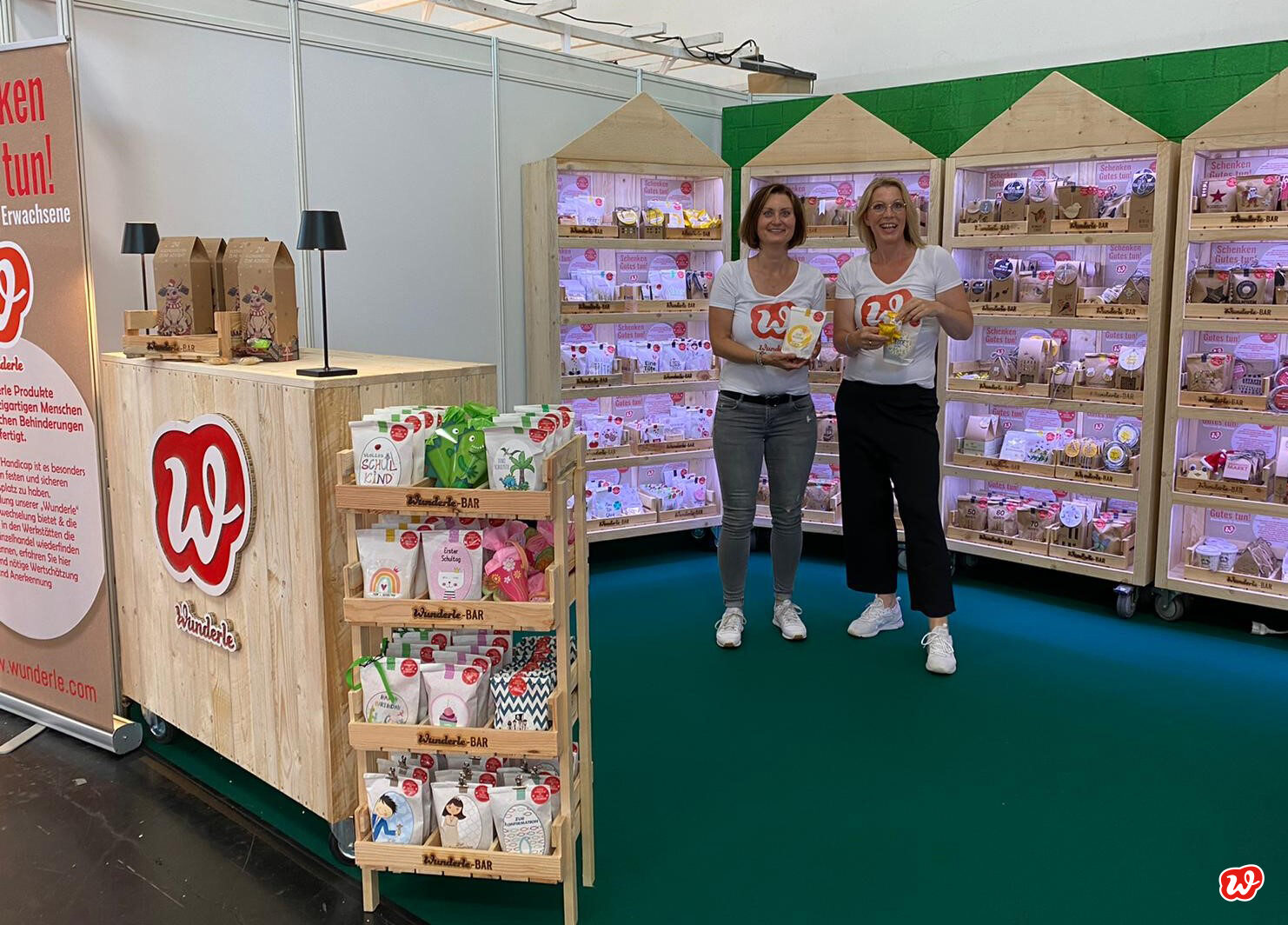 Neuer Holzmessestand Wunderle mit Messeteam