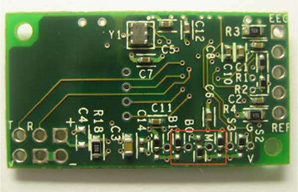 Imagem mostrando uma visão lateral do chip NeuroSky EEG