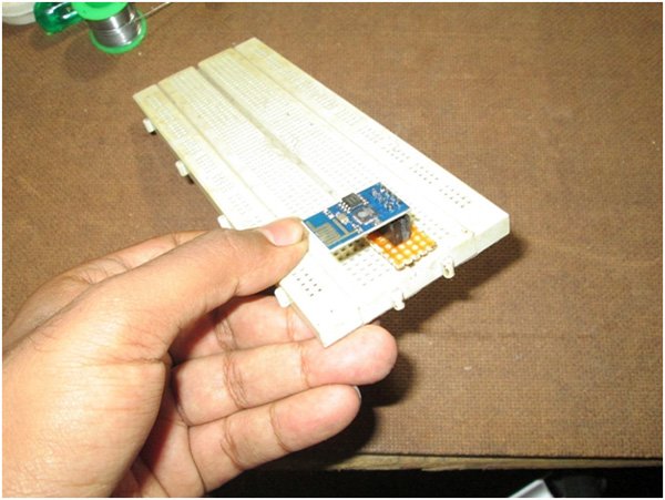 Imagem mostrando o módulo Wi-Fi ESP8266 colocado sobre a placa de ensaio