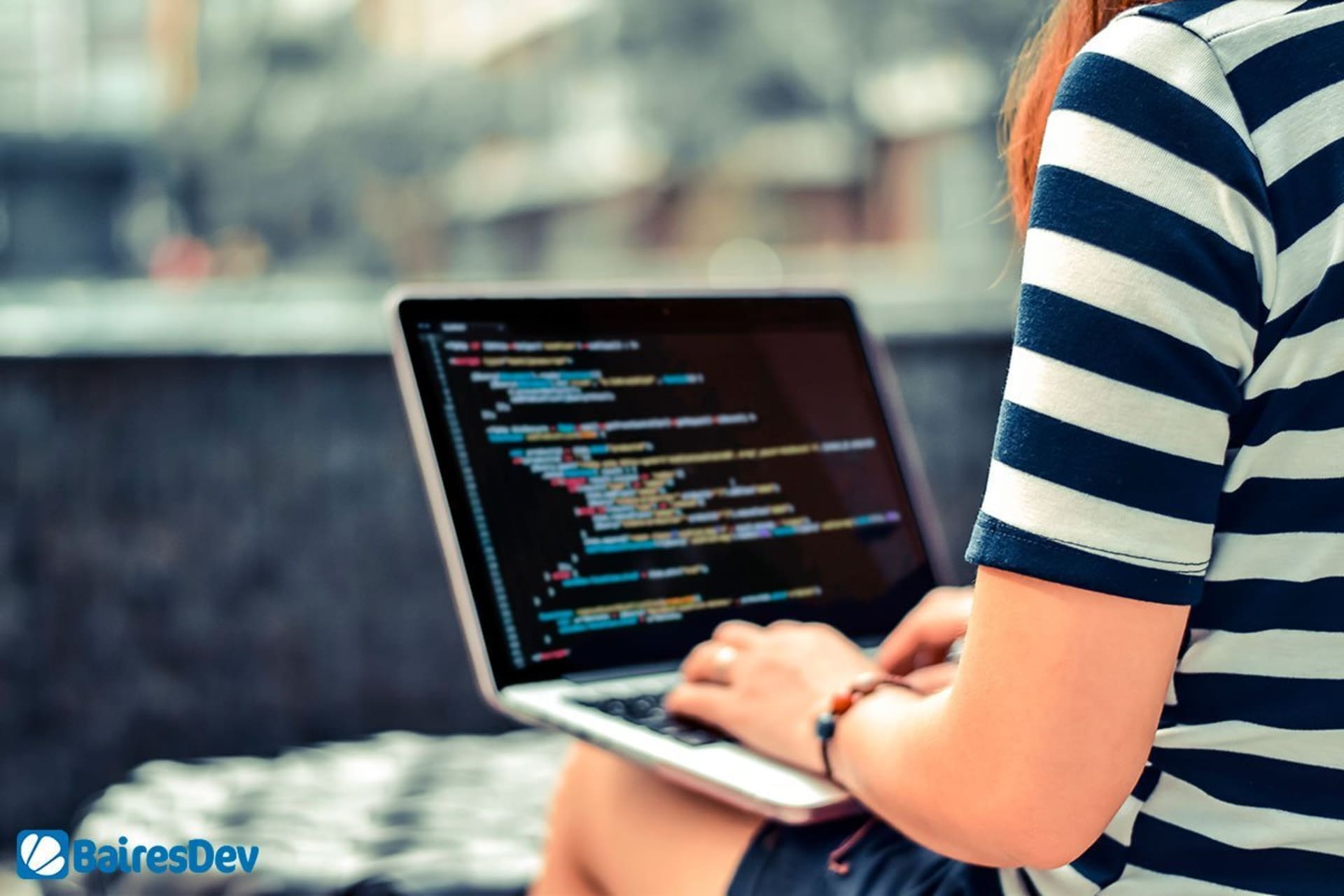 Desenvolvedor Javascript usando ferramentas em um laptop