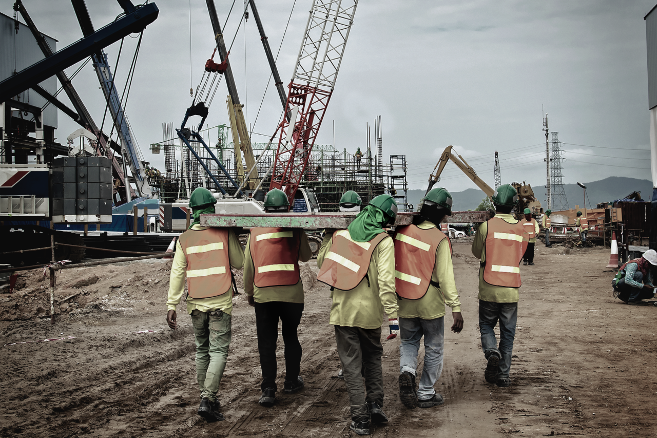 Trabajo en equipo en el sitio de construcción Construyamos