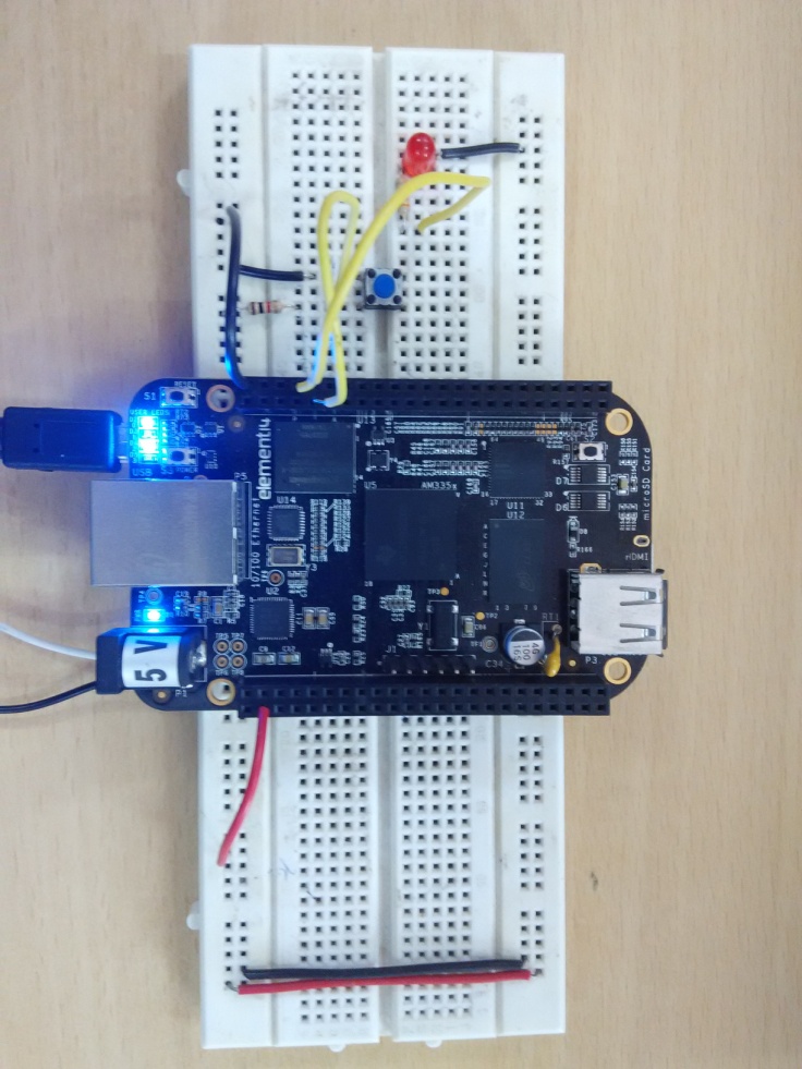 Imagem do Beaglebone Black (BBB) ​​em interface com o interruptor tátil