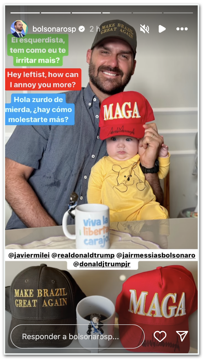 Eduardo Bolsonaro and his son Jair Henrique wearing pro-Trump caps and a mug with a quote by Javier Milei