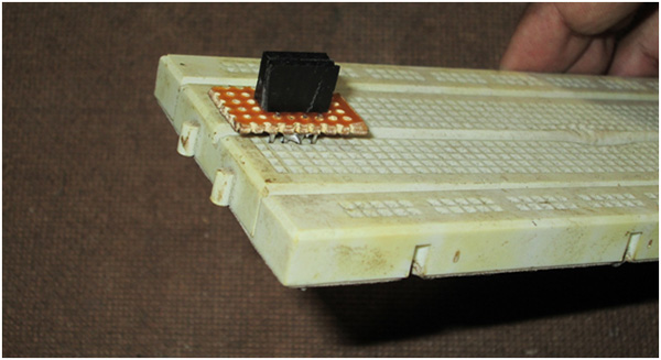 Imagem mostrando o adaptador de placa de ensaio do modem ESP8266 colocado em uma placa de ensaio