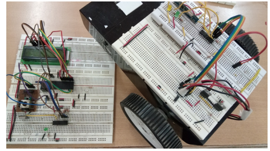 Imagem mostrando robô sem fio controlado por joystick baseado em AVR 