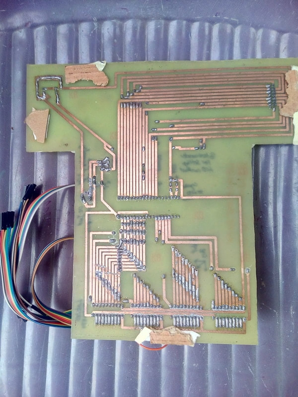 As travas 89c51 fazem interface na parte traseira do PCB