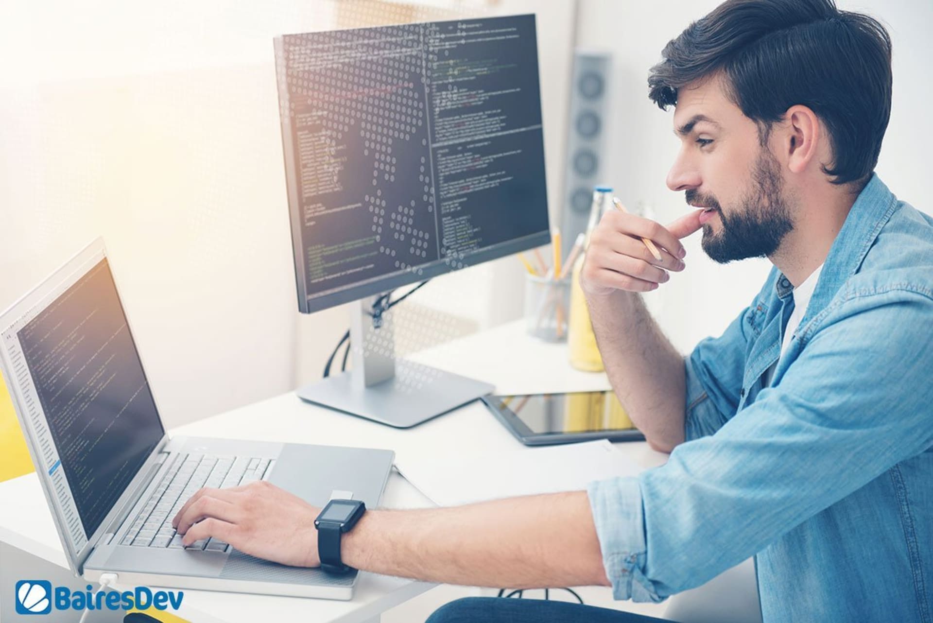 Engenheiro de software masculino trabalhando em python desenvolvendo tendências em laptop e PC
