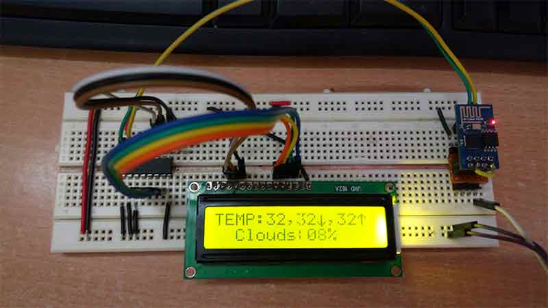 Imagem mostrando conexões de circuito do ESP8266 e estação meteorológica baseada em OpenWeatherMap