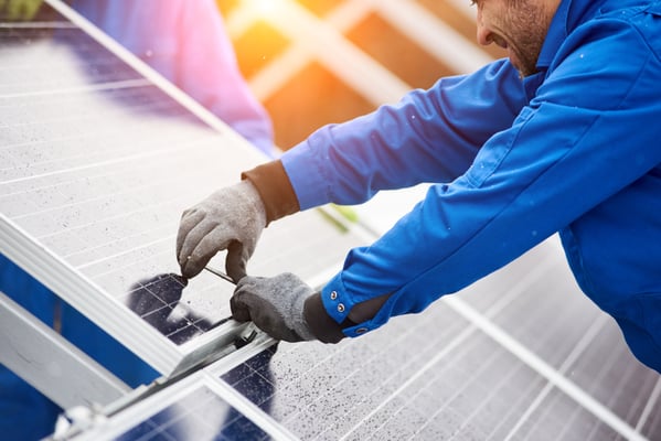 Paneles solares y turbinas eólicas