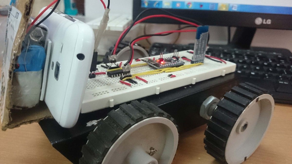 Imagem mostrando Spy Rover controlado por Bluetooth 