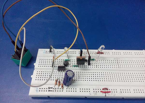 Protótipo de Voltage Guard baseado em OPAMP e SCR Protótipo de Voltage Guard baseado em OPAMP e SCR