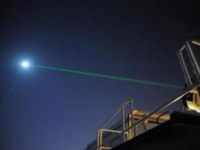 Laser apontando para a lua para alcance