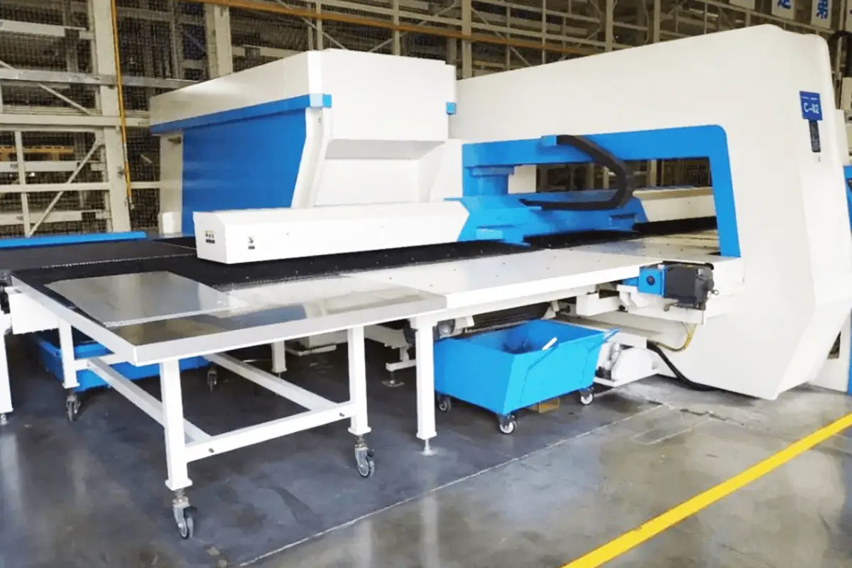Unidade automatizada de puncionamento e corte CNC para fabricação de chapas metálicas
