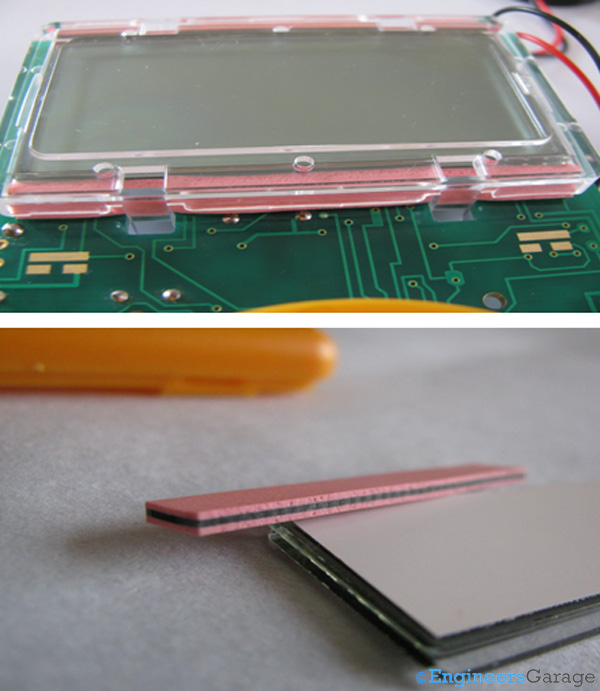 Revestimento plástico do LCD (superior) e almofadas de borracha com absorção de choque