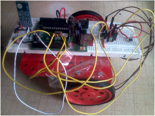 Imagem do robô Arduino controlado pelo telefone Android