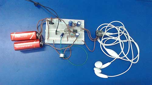 Protótipo de amplificador de potência de fone de ouvido de baixa potência baseado em 741 OPAM IC