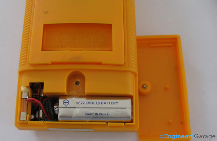 Bateria e fusível encapsulados na parte traseira do multímetro