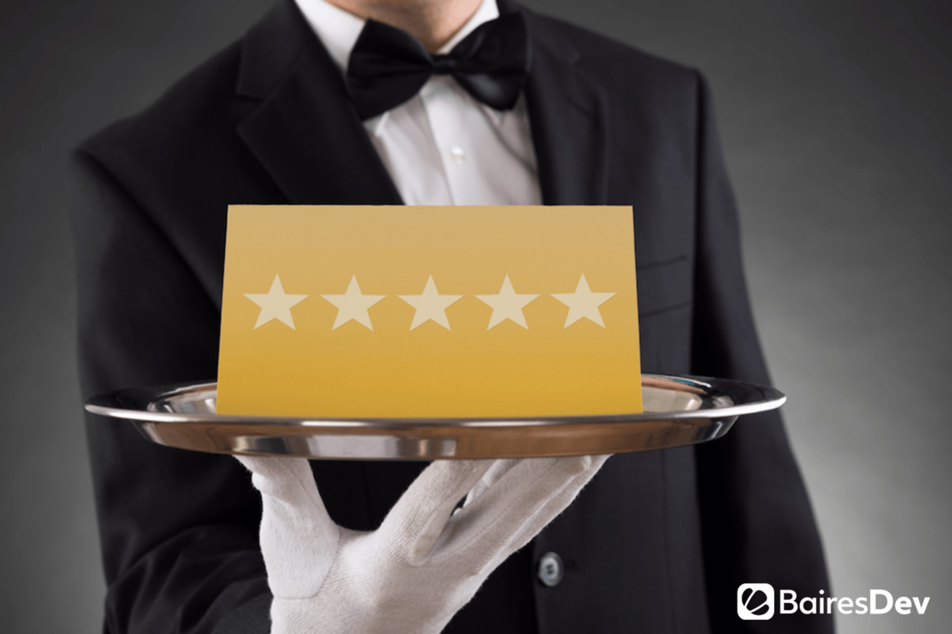 Mordomo de hospitalidade servindo serviço 5 estrelas