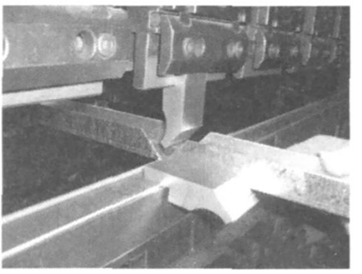 Fig. 4 Método de processamento de posicionamento de ângulo reto em peças estreitas