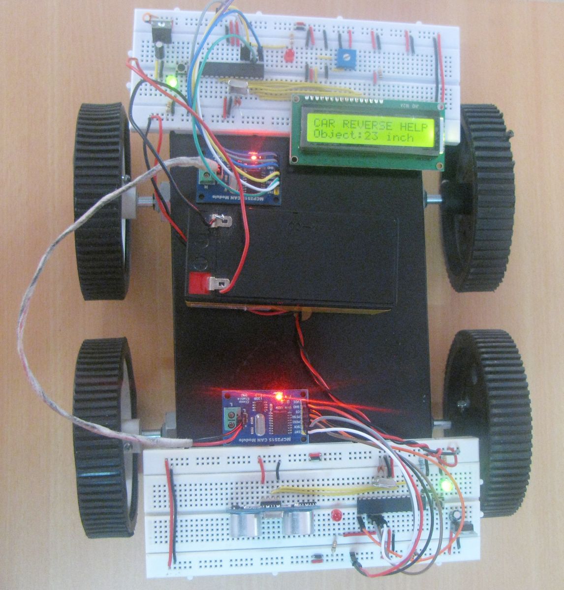 Imagem mostrando o transmissor e receptor CAN montados sobre o Arduino Robot Car