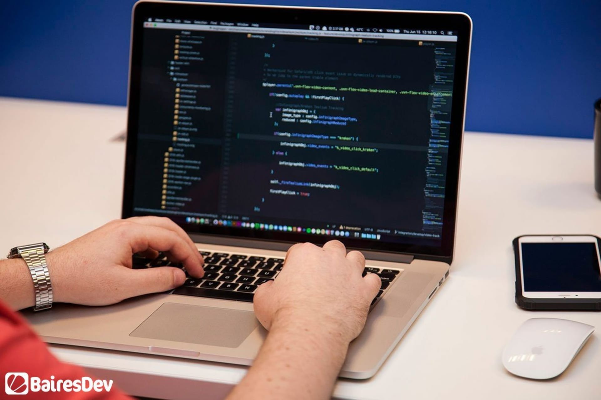 Engenheiro de software trabalhando no desenvolvimento de aplicativos móveis em um Mac