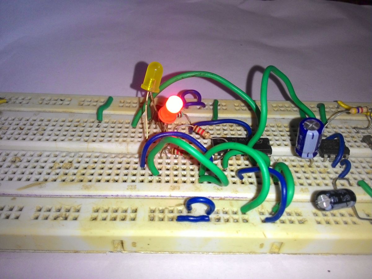 Protótipo de circuito indicador de carro baseado em IC 555 projetado em uma placa de ensaio