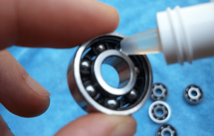 Oil lubrication of ball bearings