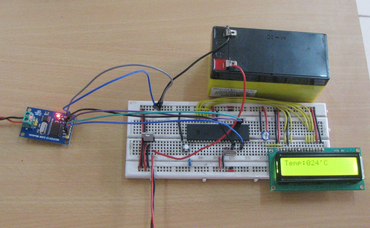 Imagem do circuito receptor baseado em microcontrolador PIC16F887 em um lado do barramento CAN