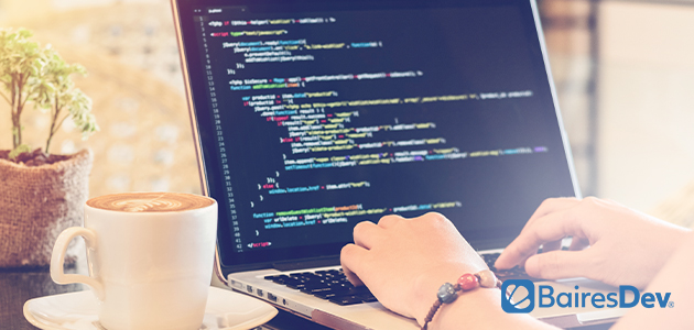 Codificação diversificada de pessoas em Java no laptop com mesa e xícara de café.