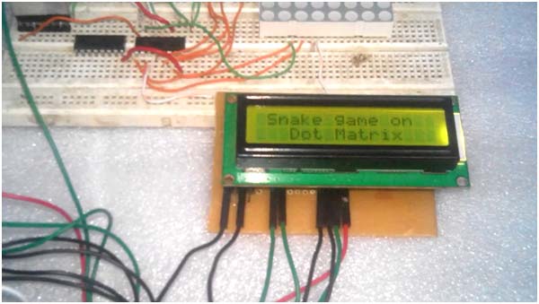 Imagem do Módulo LCD mostrando mensagens iniciais no Snake Game