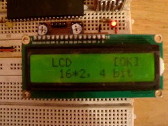 Display LCD inicializado pelo código BLS na configuração do AVR na placa de ensaio