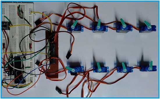 Imagem mostrando o funcionamento do Controle de Servo Múltiplo baseado em AVR ATMega32