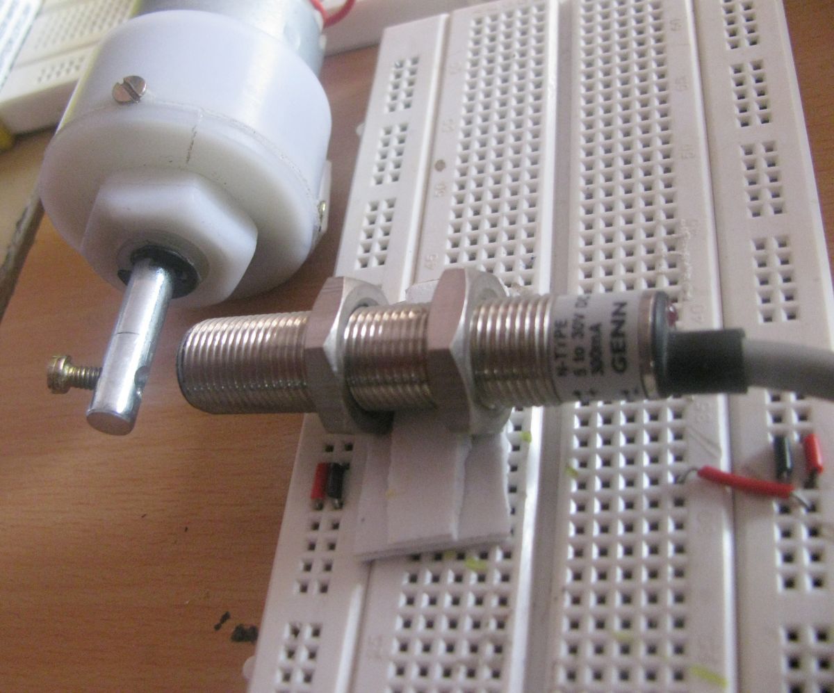 Imagem mostrando o conjunto do sensor no motor DC para detectar sua velocidade de rotação